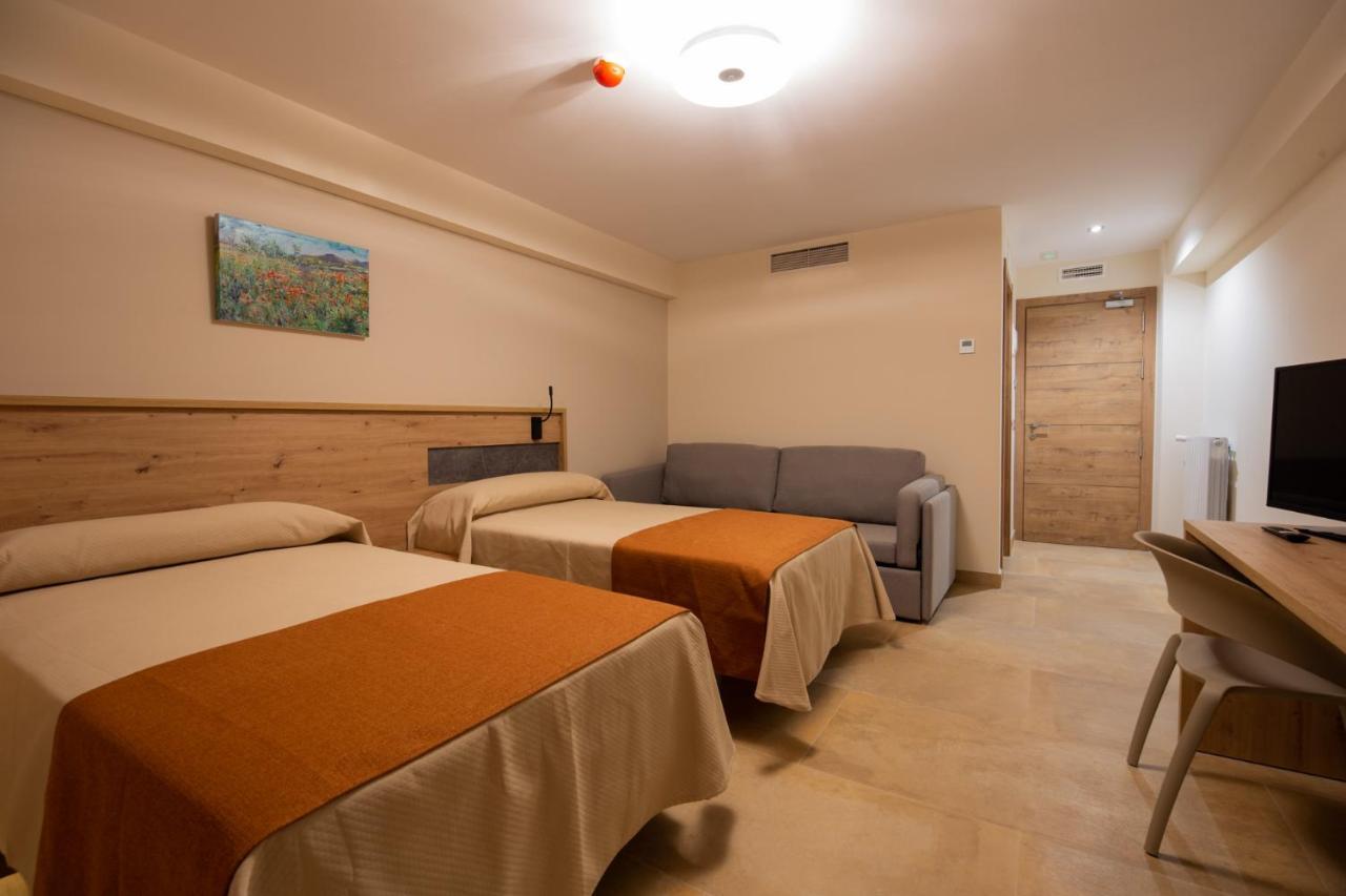 Hostal Las Grullas Tornos Exterior photo